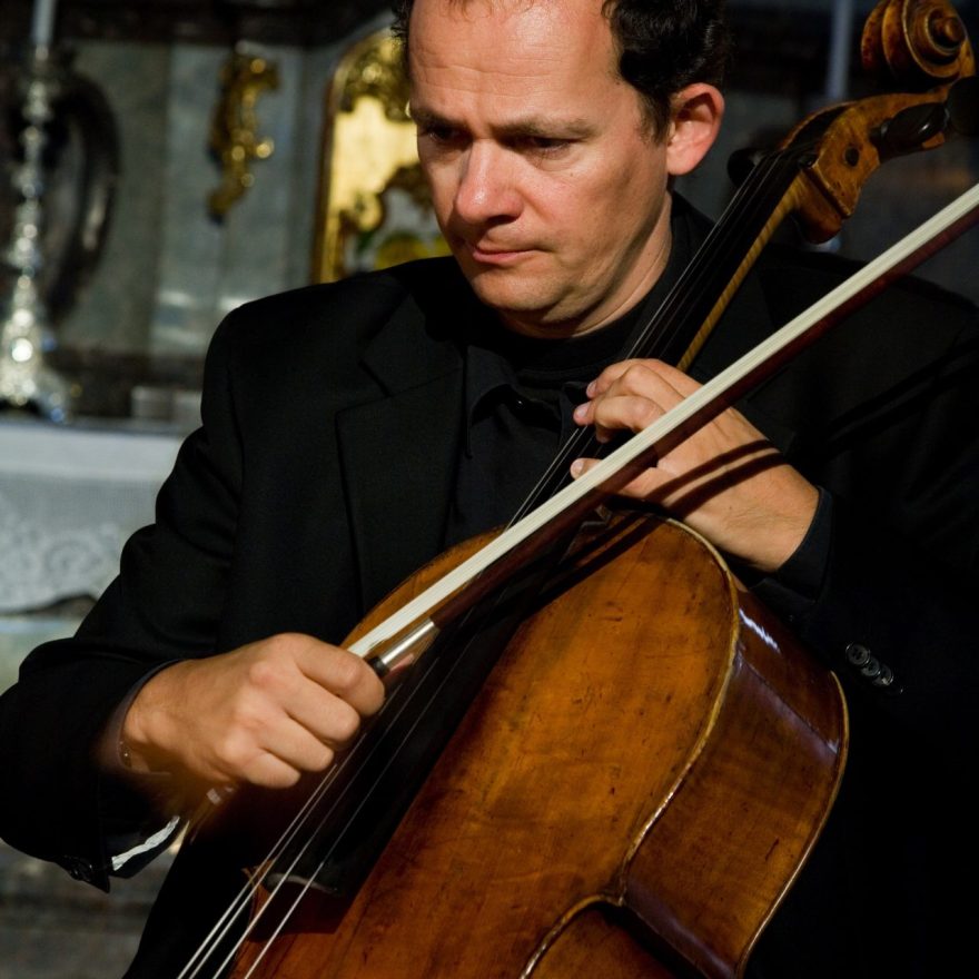 De cellokoning van de orkestpraktijk